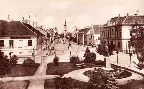 Pohlad na dnesnu Hlavnu ulicu, od novoinstalovanej Sochy M.R. Stefanika od J. Koniareka (r. 1926).jpg